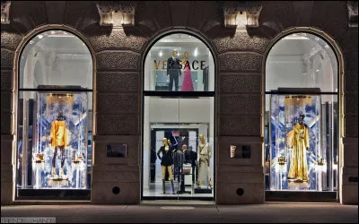 La première boutique de la marque était à Milan, mais où a ouvert la première boutique de la marque en dehors de l'Italie ?