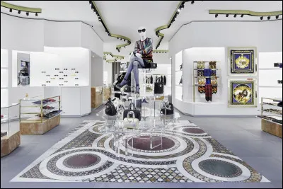 Quel groupe rachète la marque Versace en septembre 2018 ?