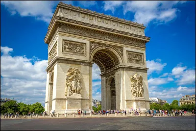 Je suis plusieurs fois présent dans l’édifice mais impossible de me trouver dans le monument. Que suis-je ?