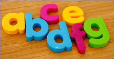 Tu pourras me rencontrer trois fois dans un cabinet dinfirmerie. Que suis-je ?