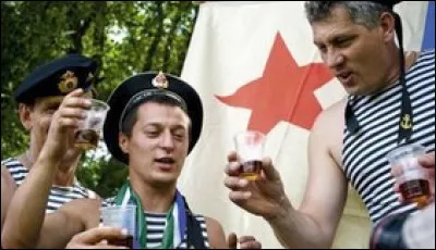 Quelle mesure symbolique prend-il lors de son accession au poste de Secrétaire général du Parti communiste de lUnion soviétique en 1985 ?