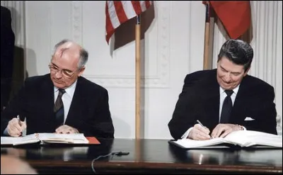 Avec qui Gorbatchev signe-t-il les accords pour réduire de 50% les arsenaux nucléaires en 1987 ?