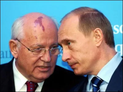 Selon une interview publiée en 2017 dans Time, quelles sont les deux principales menaces planétaires ?