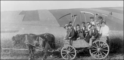 Son grand-père président d'un kolkhoze est arrêté en 1937 et emprisonné, lors des Grandes Purges pour participation à des activités secrètes. Cela marquera a jamais son petit fils. Qu'est-ce qu'un kolkhoze ?
