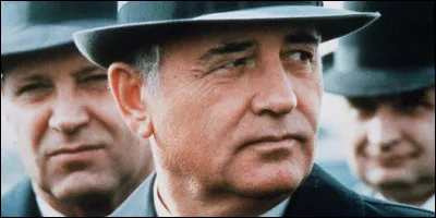 À quel âge rejoint-il le Politburo en 1978 ?