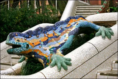 Quel architecte catalan est l'auteur cette scuplture ''caméléon'' ?