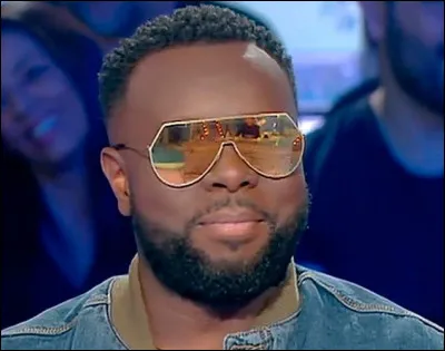 Qui est ce chanteur, auteur du single ''Caméléon'' sorti en 2017 ?