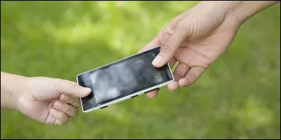 Un homme te demande de lui pr&ecirc;ter ton portable pour un appel urgent. Quelle est ta r&eacute;action ?