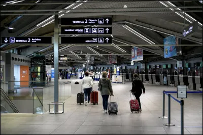 &Agrave; l'a&eacute;roport, tu attends ton correspondant panam&eacute;en.