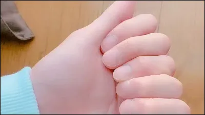 Un humain normal a 8 doigts.