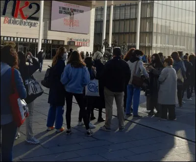 Tu as pris un bon déjeuner dans un joli restaurant ; tout se passe bien jusqu'au cinéma. Tu veux prendre des places mais il y a une énorme file d'attente !
Que fais-tu ?