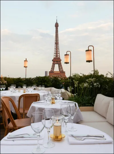 Tu arrives à l'heure pour le film. Tu aimes beaucoup l'histoire. Puis c'est l'heure d'aller dîner. Tu commandes ton repas mais cela prend beaucoup de temps...
Quelle est ta réaction ?