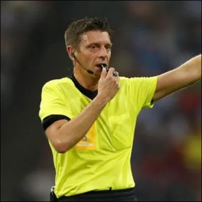 Dans quel sport la touche est-elle recherchée dans une phase de jeu offensive ?