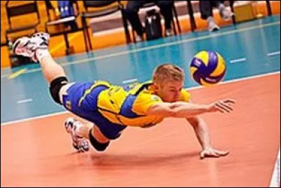 Dans quel sport est-il possible de récupérer la balle hors de l'aire de jeux si le nombre de passes est inférieur ou égal à trois ?