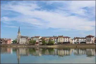 Commune d'Auvergne-Rhône-Alpes, bordée par la Saône et en face de Mâcon, Saint-Laurent-sur-Saône se situe dans le département ...