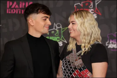 Qui est la personne à côté d'elle sur la photo ?