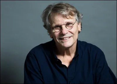 Qui est cet écrivain, auteur du roman policier ''La Fée Carabine'' ?