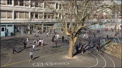 La récréation sert à jouer.