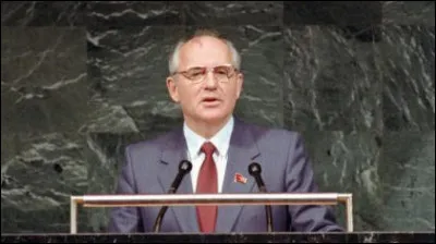 A quelle nouvelle fonction Mikhaïl Gorbatchev accède-t-il le 1er octobre 1988 ?