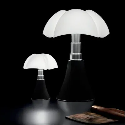 Quelle architecte italienne a créé la lampe Pipistrello ?