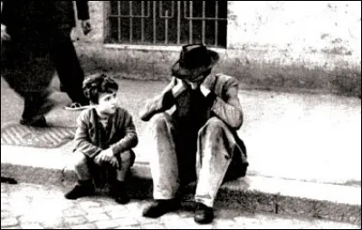 Dans le film néoréaliste "Le Voleur de bicyclette", comment, le réalisateur Vittorio De Sica, réussit-il à faire pleurer pour la scène finale le petit acteur de 9 ans ?