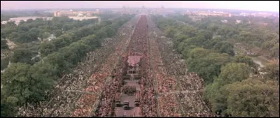 Quel est ce film monumental qui nécessita pour certaines scènes 300 000 figurants ?