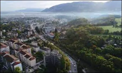 Je vous propose de partir à la découverte de Saint-Julien-en-Genevois. Sous-préfecture de son département , au sein de l'agglomération transfrontalière du Grand Genève, elle se situe ...