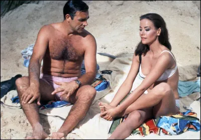 Dans quel film de la série James Bond deux bombes atomiques sont-elles dérobées par le SPECTRE ?