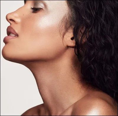 Je suis le seul point commun entre le cou et la nuque. Que suis-je ?