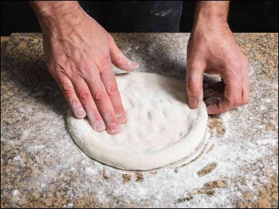 Vous me recevrez moi aussi quatre fois si vous commandez deux flammes. Que suis-je ?