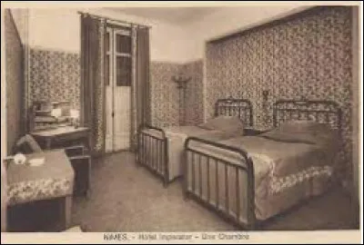 La petite fille vous tire par la main et vous emmène dans la chambre des 2 petites surs. Elle vous dit alors : "Il faut enlever une lettre à un objet et ça vous donnera un innocent."
Qui pouvez-vous innocenter ?
Indice : Il y a ce même objet dans le salon.