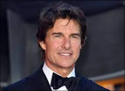 A les traits de Tom Cruise :