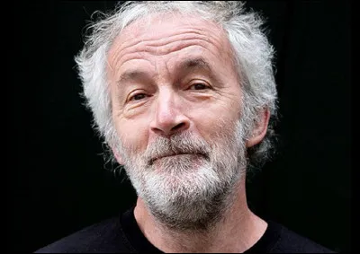 Qui est cet auteur vivant de la citation suivante : ''A force de lire, j'ai des livres de poche sous les yeux'' ?