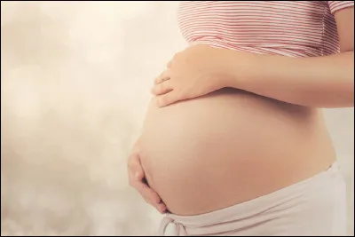 Que contient la poche des eaux, hormis l'embryon ou le foetus chez la femme enceinte ?