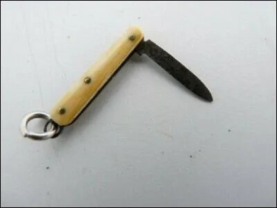 Quel est l'un des autres noms du couteau de poche ?