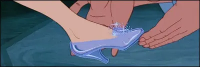 Elle perd une chaussure.