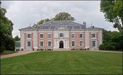Habitait au château de Ferney :