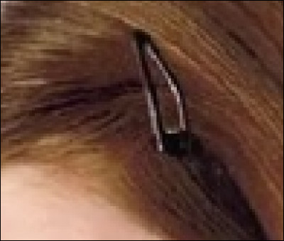 Qui a cette pince sur les cheveux ?