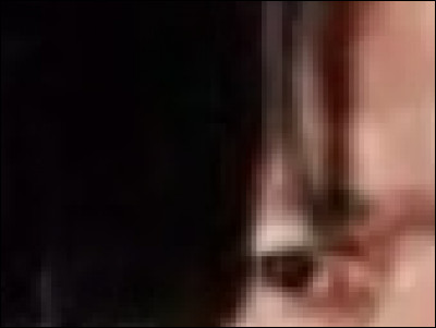 A qui appartiennent ces cheveux noirs et gras ?