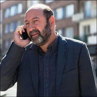 Quel membre des Deschiens, groom dans la série "Palace", joue un politicien de gauche radicale dans la série "Baron noir" ?