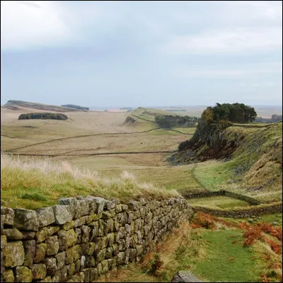 Quel empereur romain sest attaché au renforcement des frontières, construisant entre autres un mur au nord de la Bretagne ?