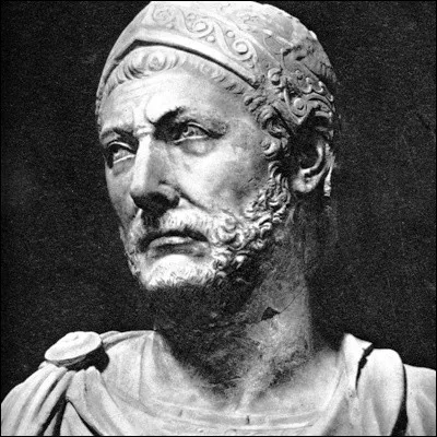 Quel stratège antique infligea une lourde défaite aux armées romaines à Cannes en 216 av. J.-C. ?