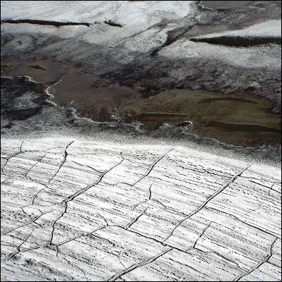 Comment appelle-t-on un sol gelé en permanence ?
