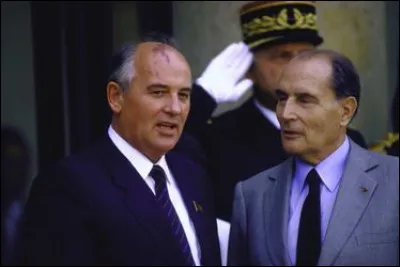 L'un des premiers voyages de Gorbatchev à l'étranger est à Paris :