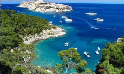 Quelle mer se situe entre l'Italie et les Balkans ?