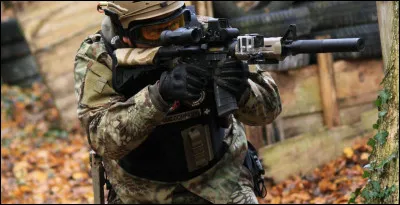 Comment s'appelle cette activité de loisirs dans laquelle les participants utilisent des répliques d'arme à feu et propulseurs de petites billes en plastique ?