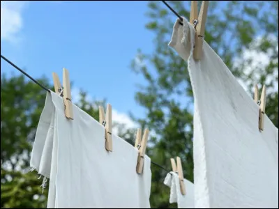 Être __ comme un linge.