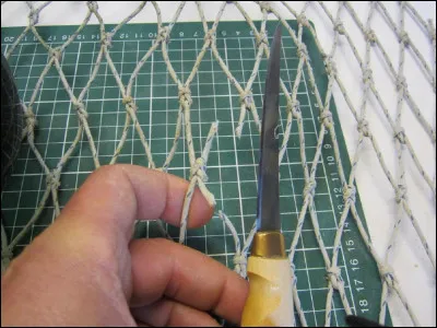 Quel est nom de l'action qui consiste à réparer les filets de pêche ?