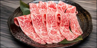 Au Japon, quelle obligation les éleveurs doivent-ils obligatoirement respecter pour avoir l'appellation buf de Kobé ?