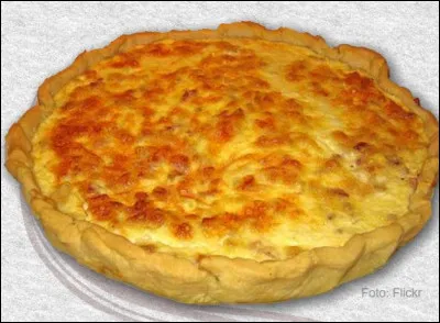 La flamiche est certainement le plat le plus emblématique de Picardie. Elle se décline aux oignons, aux pommes de terre, au potiron et bien sûr au maroilles. Et si l'on vous propose une flamiche samarienne, de quoi sera-t-elle constituée précisément ?